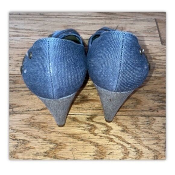 Vintage Marc Jacobs denim 4” heels w/ metal grommets - Picture 4 of 4